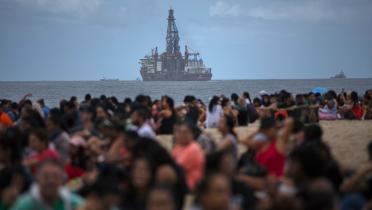 Bohrschiff nahe der Küste Brasiliens, Demonstranten im Vordergrund