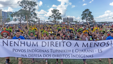 In Brasiliens Hauptstadt Brasilia protestieren Mitglieder indigener Völker für den Schutz ihrer Heimat im Amazonas-Gebiet.