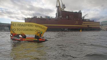 Greenpeace-Aktivisten in St. Petersburg, Russland, protestieren vor dem schwimmenden AKW Akademik Lomonosov