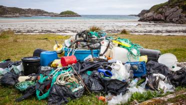 Plastikhaufen an schottischer Küste