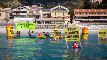 Greenpeace-Aktivisten im Wasser vor der Küste Siziliens