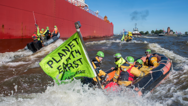 In drei Schlauchbooten protestieren Greenpeace-Aktivisten gegen den Import von Kohle aus den USA.