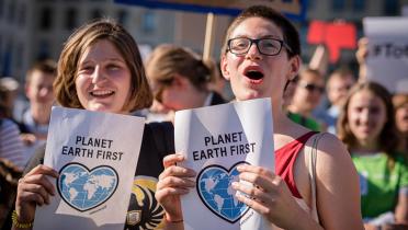 Zwei Frauen mit Logo "Planet Earth First"
