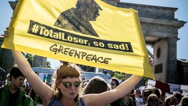 Frau vor Brandenburger Tor, Banner "#TotalLoser, so sad"