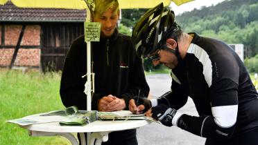 Greenpeace informiert Farradfahrer über einen Nationalpark im Spessart.