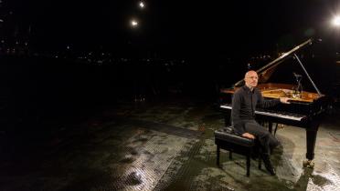Pianist Abramovich auf einem Floß auf der Elbe