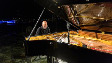 Pianist Abramovich am Flügel auf der Elbe