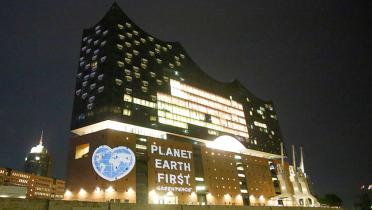 "Planet Earth First"-Projektion an Hamburger Elbphilharmonie