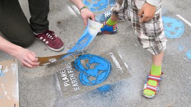 Klimaherz-Graffiti auf Asphalt