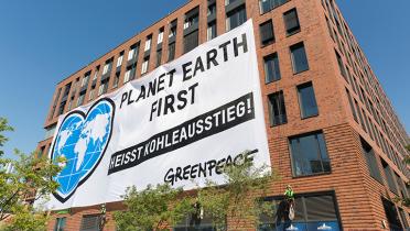 "Planet Earth First"-Banner an der Greenpeace-Zentrale