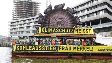 Wasserdemo, Greenpeace-Mitarbeiter auf Schiff vor HafenCity-Universität