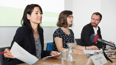 Sweelin Heuss, Clara Buer und Tobias Austrup in der Greenpeace-Pressekonferenz