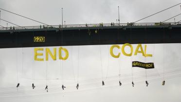 Banner "End Coal" an der Köhlbrandbrücke