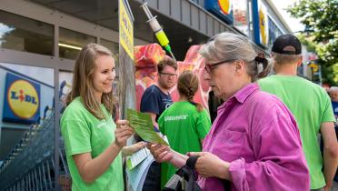 Greenpeace-Aktivistin im Gespräch mit Lidl-Kundin