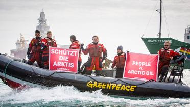 Aktivisten auf Schlauchboot vor Songa Enabler