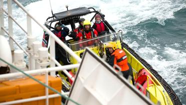 Greenpeace-Aktivisten werden von der norwegischen Küstenwache in Gewahrsam genommen und im Schlauchboot abtransportiert