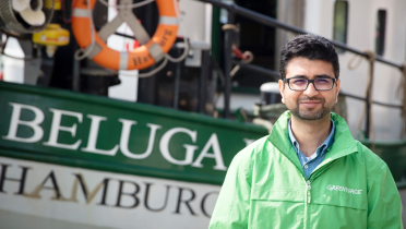 Fawad Durrani, Greenpeace-Fachreferent für den Zusammenhang von Klimawandel und Abwanderung, vor der Beluga II in Münster.