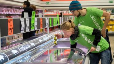 Aktivisten beim Bekleben in einer Lidl-Filiale