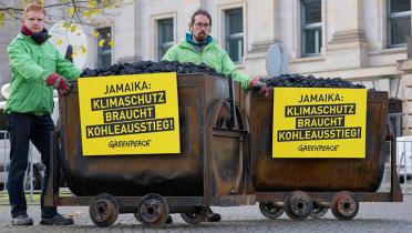 Aktivisten mit Kohle-Loren in Berlin