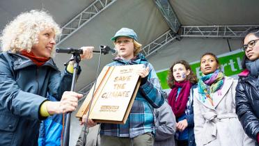 Jennifer Morgan und Greenpeace-Kind bei Kundgebung in Bonn