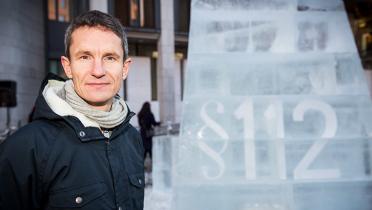Truls Golowsen von Greenpeace Norwegen mit Eisskulptur