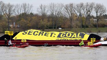 Anti-Kohle-Banner auf Kohleschiff