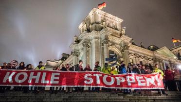 Demonstranten mit Anti-Kohle-Bannern am Spreeufer in Berlin