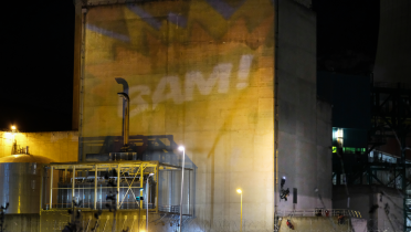 Projektion mit dem Wort "Bam!" am AKW Curas-Meysse