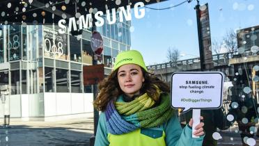 Aktivsitin mit Handbanner vor Samsung-Laden