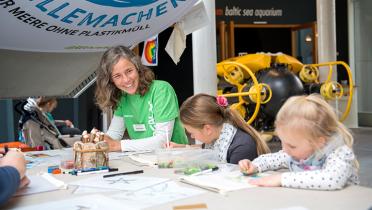Kinder malen mit Greenpeace-Ehrenamtlichen