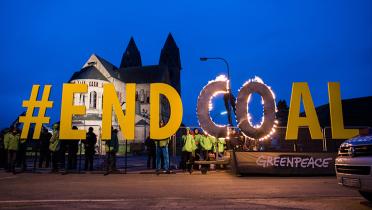 Aktivisten mit brennendem "End Coal"-Zeichen