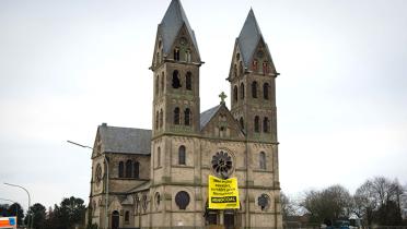 Kirche mit Banner