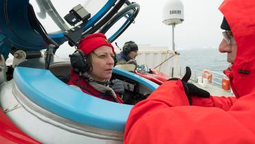 Susan Lockhart im U-Boot an Deck der Arctic Sunrise