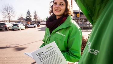 Aktivistin mit Handzettel vor Lidl