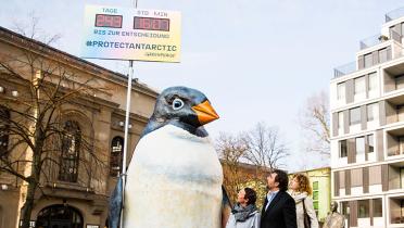 Pinguinskulptur mit Counter, Bardem, Lockhart und Schöttner daneben