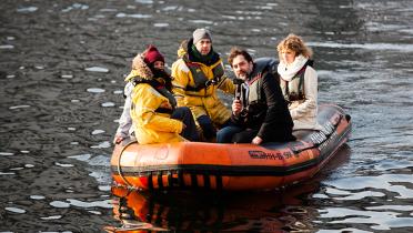 Bardem im Schlauchboot