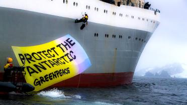 Schiffsbug mit Banner "Protect The Antarctic"