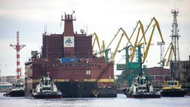 Das schwimmende AKW Akademik Lomonosov im Hafen von St. Petersburg