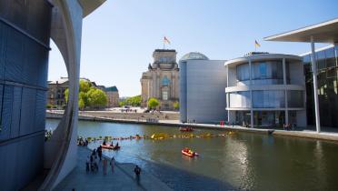 100 Greenpeace-Jugendliche in der Spree vor Berliner Bundestag