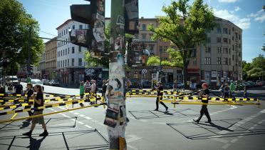 Aktivisten mit Gehzeug auf Berliner Kreuzung