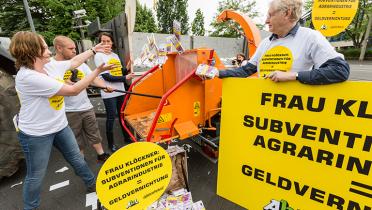 Aktivisten schreddern symbolisch 500-Euro-Scheine