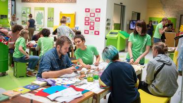 Workshop-Stationen im Greenpeace-Atrium in Hamburg
