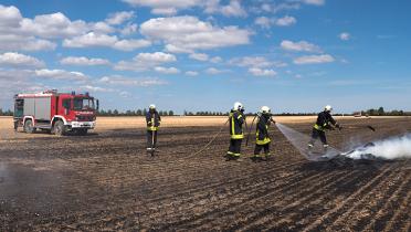 Löscharbeiten der Feuerwehr auf einem Feld bei Leipzig