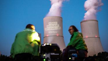 Projektion an Kohlekraftwerk nahe Leipzig: Kohle befeuert Hitzewellen