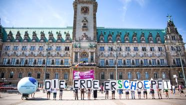 Greenpeace-Aktivisten auf dem Rathausmarkt in Hamburg