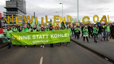 Greenpeace-Aktivisten auf DEmo in Köln