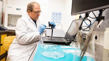 Chemiexperte Manfred Santen im Labor