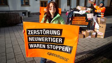 Greenpeace-Konsumexpertin Viola Wohlgemuth vorm Bundesumweltministerium in Berlin