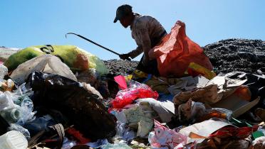 Müllsammlerin auf den Philippinen