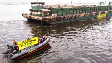 Schlauchbootaktion gegen Einwegplastik in der Manila Bay